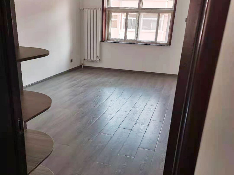 局部裝修前后對比圖：對于地板鋪貼的裝修：首先清掃地面，把灰塵掃干凈。平整地面、排除死角問題，防止地板鋪不平整，正平后在掃一次，確保地面干凈無雜物。然后開始鋪地膜，用地板專用膠帶粘接地膜。開始擺放地板。把地板按照編號擺放好位置。最后地板鋪好了就可以開始裝踢腳線線，裝完踢腳腳線進(jìn)行最后的清潔工作。