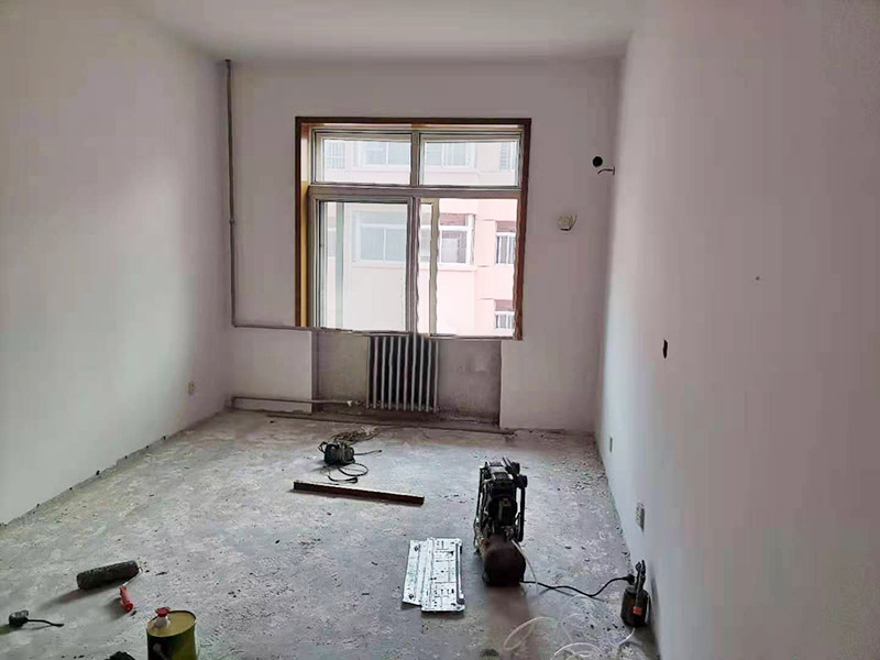 局部裝修前后對比圖：對于地板鋪貼的裝修：首先清掃地面，把灰塵掃干凈。平整地面、排除死角問題，防止地板鋪不平整，正平后在掃一次，確保地面干凈無雜物。然后開始鋪地膜，用地板專用膠帶粘接地膜。開始擺放地板。把地板按照編號擺放好位置。最后地板鋪好了就可以開始裝踢腳線線，裝完踢腳腳線進(jìn)行最后的清潔工作。