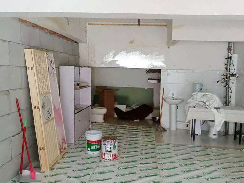 客廳石膏板隔斷安裝：石膏板宜豎向鋪設(shè)，首先確定龍骨上下兩端的方向，盡量使穿線(xiàn)孔對(duì)齊。同時(shí)記得豎龍骨的長(zhǎng)度尺寸，按現(xiàn)場(chǎng)實(shí)測(cè)尺寸為準(zhǔn);接著豎龍骨安裝就位后，保證垂直。注意輕鋼龍骨用專(zhuān)用防銹自攻螺釘固定并用電動(dòng)螺絲槍一次打入并擰緊；石膏板安裝時(shí)應(yīng)從板的中部向板的四邊固定。最后接縫處理使用廠(chǎng)家配套供應(yīng)的接縫用嵌縫膏和接縫帶。石膏板與周?chē)鷫蛑粲?mm的槽口，以便進(jìn)行防開(kāi)裂處理。注意不可用滿(mǎn)批膩?zhàn)哟媲犊p膩?zhàn)印? width=