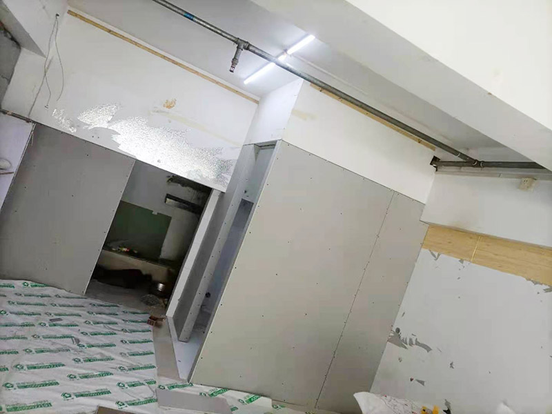 客廳石膏板隔斷安裝：石膏板宜豎向鋪設(shè)，首先確定龍骨上下兩端的方向，盡量使穿線(xiàn)孔對(duì)齊。同時(shí)記得豎龍骨的長(zhǎng)度尺寸，按現(xiàn)場(chǎng)實(shí)測(cè)尺寸為準(zhǔn);接著豎龍骨安裝就位后，保證垂直。注意輕鋼龍骨用專(zhuān)用防銹自攻螺釘固定并用電動(dòng)螺絲槍一次打入并擰緊；石膏板安裝時(shí)應(yīng)從板的中部向板的四邊固定。最后接縫處理使用廠(chǎng)家配套供應(yīng)的接縫用嵌縫膏和接縫帶。石膏板與周?chē)鷫蛑粲?mm的槽口，以便進(jìn)行防開(kāi)裂處理。注意不可用滿(mǎn)批膩?zhàn)哟媲犊p膩?zhàn)印? width=