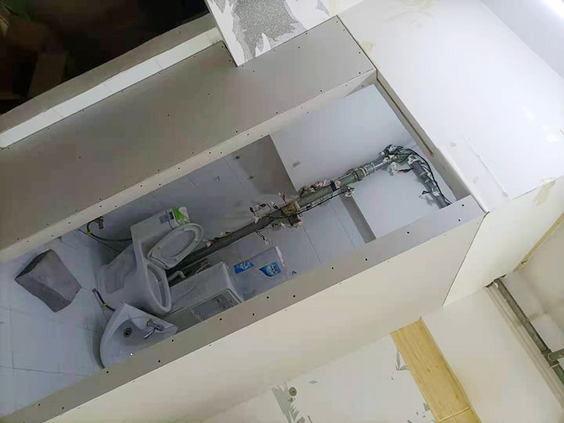 客廳石膏板隔斷安裝：石膏板宜豎向鋪設(shè)，首先確定龍骨上下兩端的方向，盡量使穿線(xiàn)孔對(duì)齊。同時(shí)記得豎龍骨的長(zhǎng)度尺寸，按現(xiàn)場(chǎng)實(shí)測(cè)尺寸為準(zhǔn);接著豎龍骨安裝就位后，保證垂直。注意輕鋼龍骨用專(zhuān)用防銹自攻螺釘固定并用電動(dòng)螺絲槍一次打入并擰緊；石膏板安裝時(shí)應(yīng)從板的中部向板的四邊固定。最后接縫處理使用廠(chǎng)家配套供應(yīng)的接縫用嵌縫膏和接縫帶。石膏板與周?chē)鷫蛑粲?mm的槽口，以便進(jìn)行防開(kāi)裂處理。注意不可用滿(mǎn)批膩?zhàn)哟媲犊p膩?zhàn)印? width=