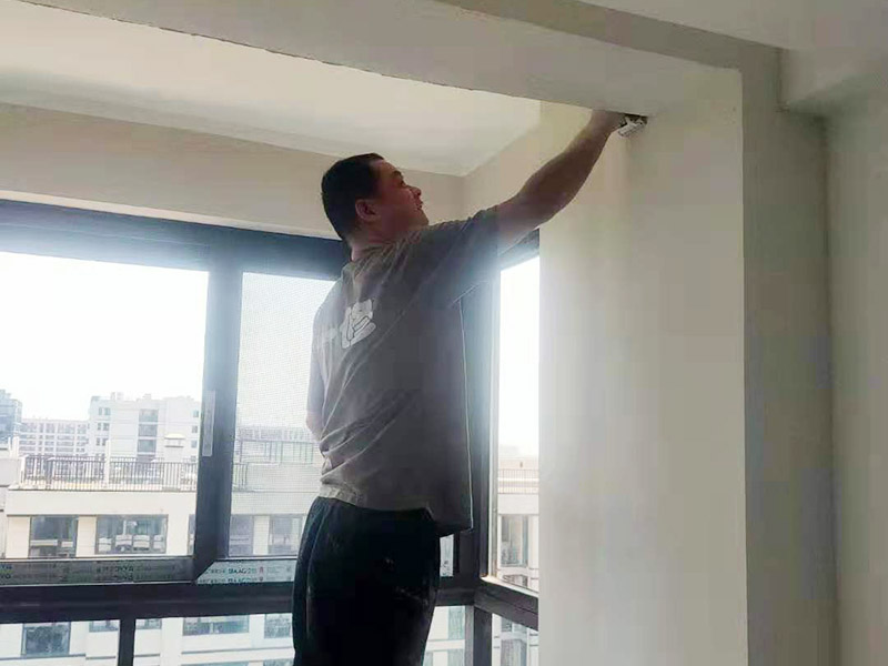 墻面刮膩?zhàn)诱移剑菏紫纫獙γ嫦刃拮o(hù)平整，磨平凸起處，填補(bǔ)凹陷處，在刮膩?zhàn)又?，墻面還需要噴刷一遍粘結(jié)劑才能進(jìn)行刮膩?zhàn)印γ媾文佔(zhàn)油ǔ６夹枰蝺傻饺?，而且必須要等到前一遍膩?zhàn)油耆赏钢螅拍茉龠M(jìn)行后一遍的膩?zhàn)?。而膩?zhàn)庸瓮曛?，整個(gè)墻面必須是平整光滑、紋理均勻、表面無(wú)刮痕，否則會(huì)嚴(yán)重地影響整體的裝修效果。