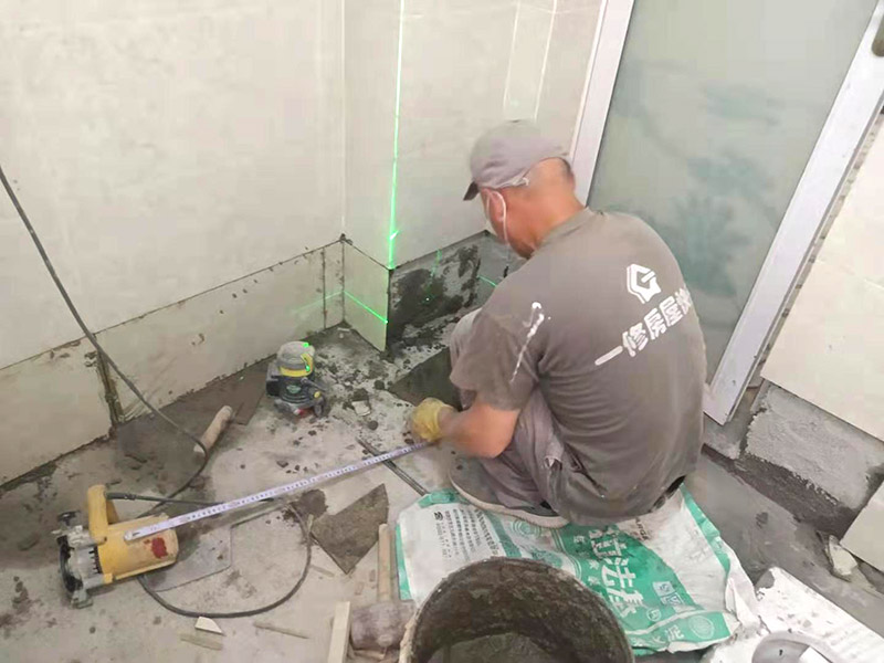 墻面標(biāo)尺貼磚：墻上貼瓷磚，在鋪設(shè)墻磚之前，去除表面污垢并灑水，然后與水泥砂漿混合，在整平層完全干燥后進(jìn)行平鋪。鋪設(shè)瓷磚后，需要檢查瓷磚是否有空鼓，該方法是用木柄敲擊磚表面，如果聲音下降表示有空鼓，就需要重新鋪設(shè)。