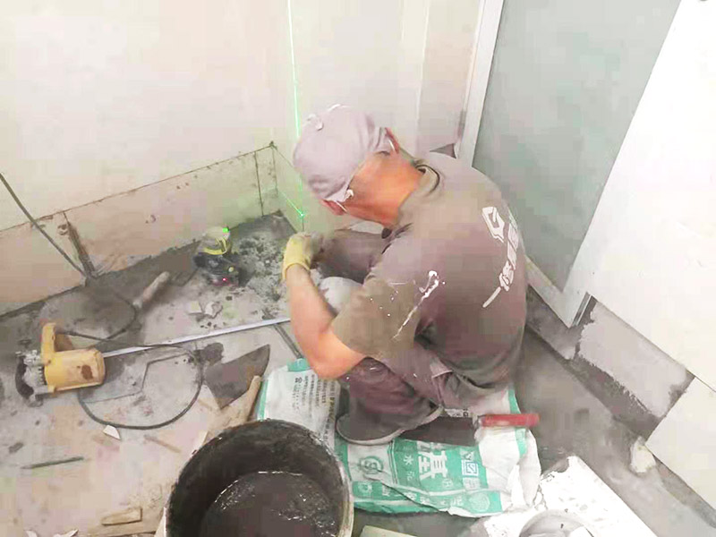 墻面標(biāo)尺貼磚：墻上貼瓷磚，在鋪設(shè)墻磚之前，去除表面污垢并灑水，然后與水泥砂漿混合，在整平層完全干燥后進(jìn)行平鋪。鋪設(shè)瓷磚后，需要檢查瓷磚是否有空鼓，該方法是用木柄敲擊磚表面，如果聲音下降表示有空鼓，就需要重新鋪設(shè)。