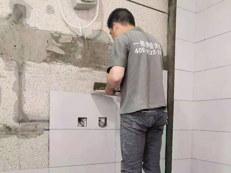 墻磚鋪貼施工：鋪貼時緊靠已鋪好的標(biāo)準(zhǔn)高度面開始施工，并用拉出的對縫平直線來控制瓷磚對縫的平直。鋪貼時水泥漿應(yīng)飽滿的抹干瓷磚背面，并用橡皮錘敲實(shí)，以防止空鼓現(xiàn)象。并且一邊鋪貼一邊用水平尺檢查校正。并即刻擦去表面的水泥漿。