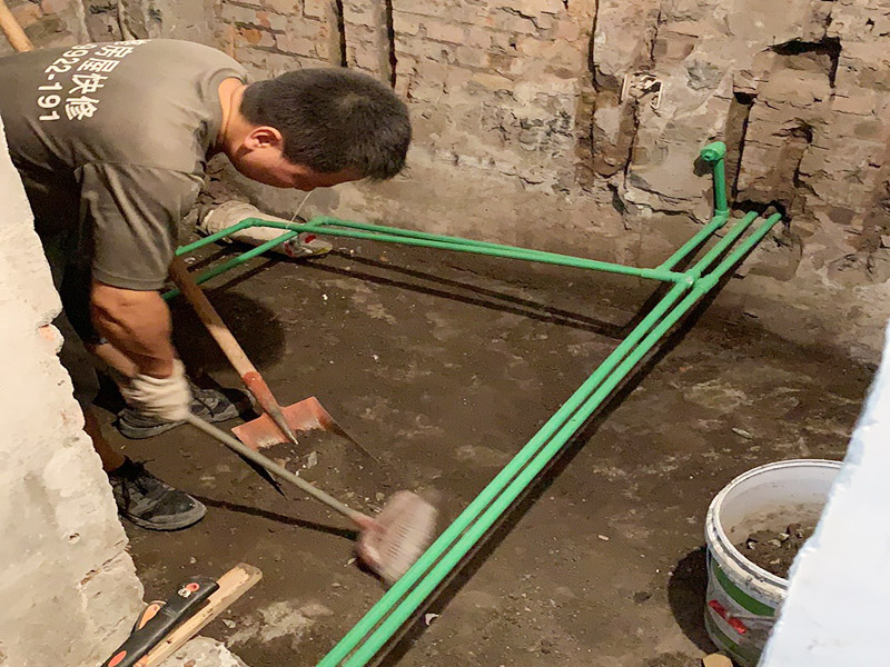 接著是開(kāi)始用專業(yè)的熱溶機(jī)對(duì)于管子進(jìn)行熱熔連接，最后是用試壓泵對(duì)于整個(gè)管線進(jìn)行打壓測(cè)試，第5步是清算現(xiàn)場(chǎng)。