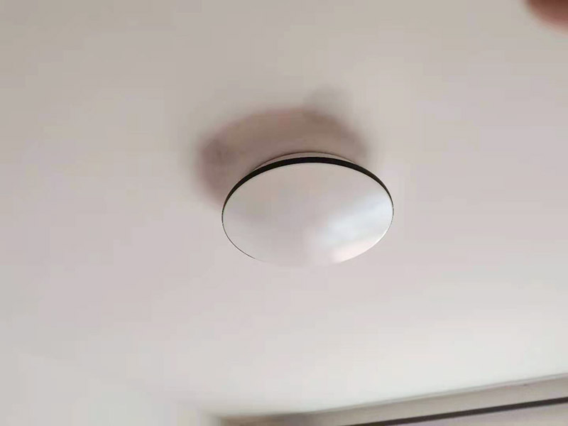 首先要做的就是確定燈安裝的位置，這樣就避免在墻面打完孔卻發(fā)現(xiàn)不是想象中的位置，安裝時(shí)有多個(gè)吊燈，就應(yīng)注意它們的位置、長(zhǎng)短關(guān)系，可在安裝頂棚的同時(shí)安裝吊燈，這樣可以以吊頂擱柵為依據(jù)，調(diào)整燈的位置和高低。