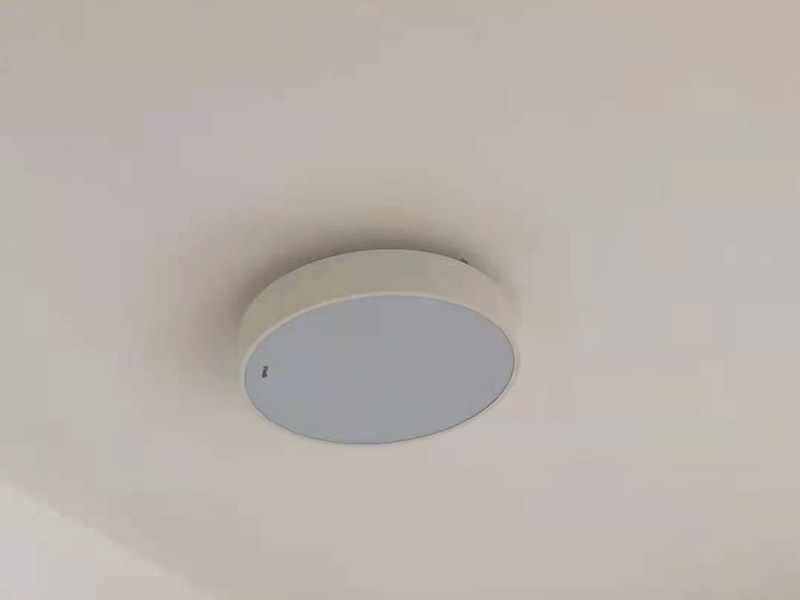 首先要做的就是確定燈安裝的位置，這樣就避免在墻面打完孔卻發(fā)現(xiàn)不是想象中的位置，安裝時(shí)有多個(gè)吊燈，就應(yīng)注意它們的位置、長(zhǎng)短關(guān)系，可在安裝頂棚的同時(shí)安裝吊燈，這樣可以以吊頂擱柵為依據(jù)，調(diào)整燈的位置和高低。