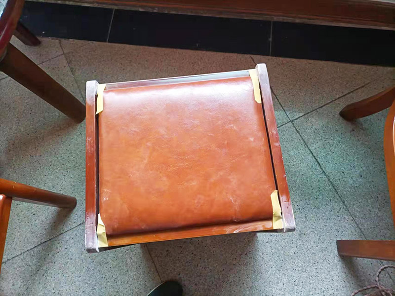 如果是原木家具，可買些砂紙，粗細(xì)都要準(zhǔn)備些。如果不是原木家具，則要額外買些"膩?zhàn)?quot;，用以找平和填補(bǔ)。