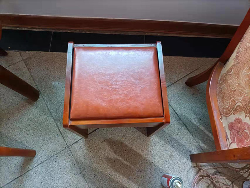 如果是原木家具，可買些砂紙，粗細(xì)都要準(zhǔn)備些。如果不是原木家具，則要額外買些"膩?zhàn)?quot;，用以找平和填補(bǔ)。