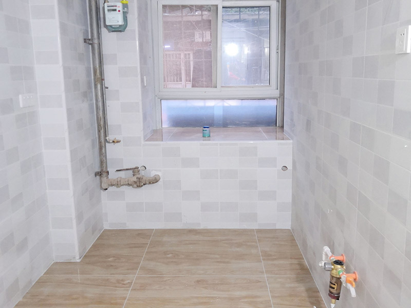 廚衛(wèi)改造裝修：舊廚房與舊衛(wèi)生間的內(nèi)部結(jié)構(gòu)相對(duì)都要復(fù)雜一些，廚房與衛(wèi)生間是一個(gè)家庭經(jīng)常使用的區(qū)域，需要看各種管道原來的位置是否合適，如不合適需要改動(dòng)，要出房屋圖紙交給裝修公司，由施工隊(duì)按圖紙進(jìn)行必要的改造。而且拆除過程中不可避免的會(huì)損壞瓷磚，避免房屋其他區(qū)域二次污染，一定要做好成品保護(hù)。