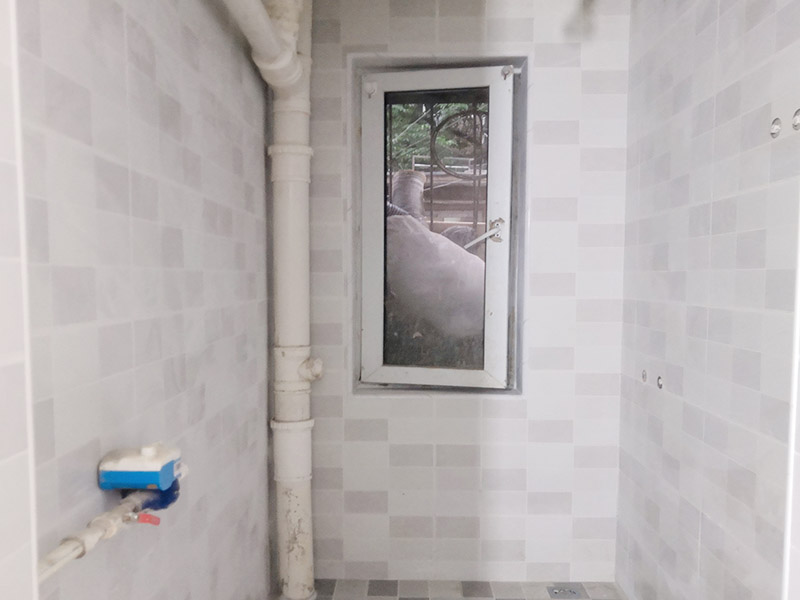 廚衛(wèi)改造裝修：舊廚房與舊衛(wèi)生間的內(nèi)部結(jié)構(gòu)相對(duì)都要復(fù)雜一些，廚房與衛(wèi)生間是一個(gè)家庭經(jīng)常使用的區(qū)域，需要看各種管道原來的位置是否合適，如不合適需要改動(dòng)，要出房屋圖紙交給裝修公司，由施工隊(duì)按圖紙進(jìn)行必要的改造。而且拆除過程中不可避免的會(huì)損壞瓷磚，避免房屋其他區(qū)域二次污染，一定要做好成品保護(hù)。