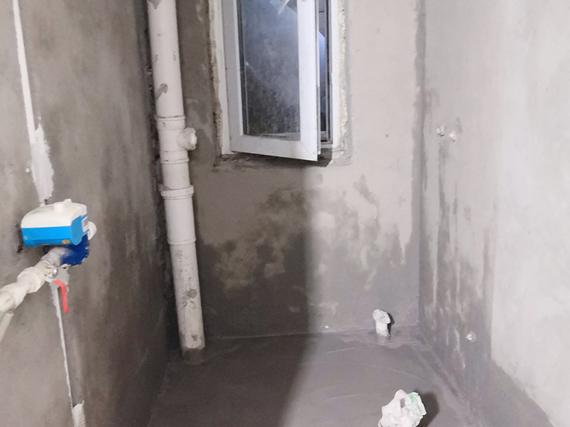 廚衛(wèi)改造裝修：舊廚房與舊衛(wèi)生間的內(nèi)部結(jié)構(gòu)相對(duì)都要復(fù)雜一些，廚房與衛(wèi)生間是一個(gè)家庭經(jīng)常使用的區(qū)域，需要看各種管道原來的位置是否合適，如不合適需要改動(dòng)，要出房屋圖紙交給裝修公司，由施工隊(duì)按圖紙進(jìn)行必要的改造。而且拆除過程中不可避免的會(huì)損壞瓷磚，避免房屋其他區(qū)域二次污染，一定要做好成品保護(hù)。