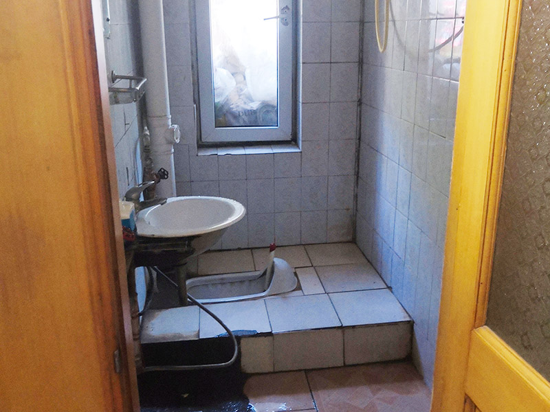 廚衛(wèi)改造裝修：舊廚房與舊衛(wèi)生間的內(nèi)部結(jié)構(gòu)相對(duì)都要復(fù)雜一些，廚房與衛(wèi)生間是一個(gè)家庭經(jīng)常使用的區(qū)域，需要看各種管道原來的位置是否合適，如不合適需要改動(dòng)，要出房屋圖紙交給裝修公司，由施工隊(duì)按圖紙進(jìn)行必要的改造。而且拆除過程中不可避免的會(huì)損壞瓷磚，避免房屋其他區(qū)域二次污染，一定要做好成品保護(hù)。