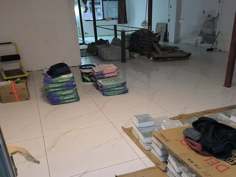 小編這次為各位展示的是泉州市鯉城區(qū)辦公室材料裝修翻新的施工案例，施工地址是衛(wèi)濱區(qū)世紀(jì)路隆勝華庭；客戶是網(wǎng)上找的一修公司，看評(píng)價(jià)以及服務(wù)項(xiàng)目還有綜合實(shí)力都不錯(cuò)，才選擇的我們。泉州市鯉城區(qū)辦公室材料裝修翻新案例中師傅把原來(lái)受潮的表面刮去，重新做防水，再刮膩?zhàn)?，再刷油漆。泉州市監(jiān)理全程跟蹤服務(wù)質(zhì)量，非常專業(yè)！而且一修可以選擇整裝還是局裝，可以選擇先服務(wù)后付款的付款方式等，如果您還有其他需求也可以到我們官網(wǎng)上查看更多的關(guān)于泉州市其他防水補(bǔ)漏維修，舊房全屋翻新，房屋各類安裝等施工案例。