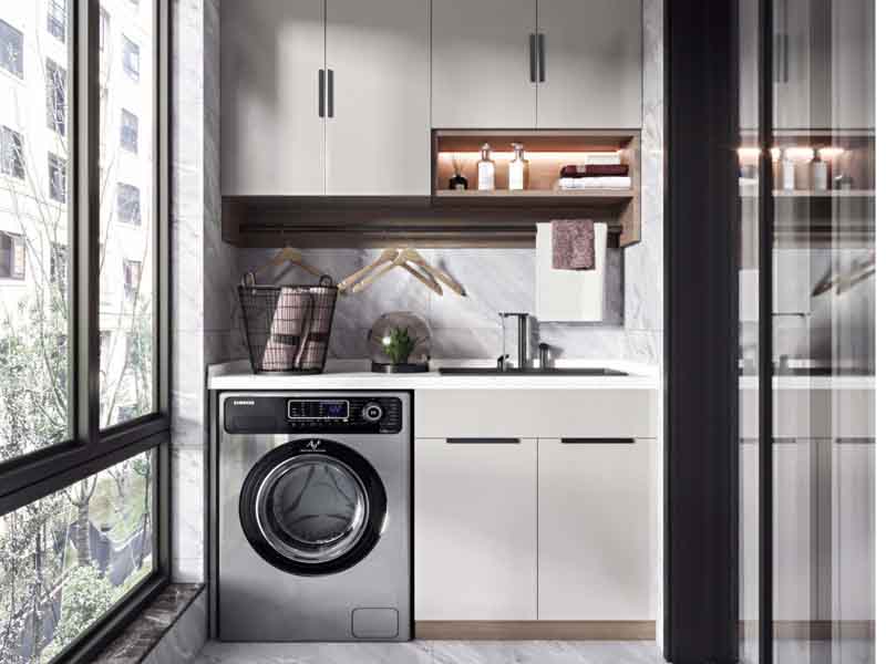 我們平時接觸到的公寓樓裝修中，對于陽臺應(yīng)不應(yīng)該封起來這個問題，每個人都有自己的想法，今天我們從陽臺不封怎么避免飄雨，不封陽臺又安全的方法，經(jīng)濟(jì)實惠的封陽臺辦法這3方面來討論一下，看看陽臺到底需不需要封起來，  陽臺不封怎么避免飄雨  解決陽臺飄雨的問題，普遍的辦法是安裝遮雨棚，家用的遮雨棚不僅可以防曬，還可以阻擋一部分雨水進(jìn)屋內(nèi)，不過遇到刮風(fēng)下雨的天氣時，不太實用了。建議選擇用一體式的陽臺簾子，晴天可以把簾子拉起來，暴雨天的時候把簾子放下來也不用擔(dān)心雨水進(jìn)入到屋內(nèi)。  不封陽臺又安全的方法  很多家庭選項把陽臺封起來的理由是擔(dān)心不安全，其實不封陽臺又安全的方法也很簡單，選擇在陽臺安裝落地窗，可以同時兼顧安全和通風(fēng)的兩方面，也不用擔(dān)心暴雨天會飄雨進(jìn)屋內(nèi)。而且從另一方面，也可以讓室內(nèi)的采光度更好，提升房屋居住的幸福度。  經(jīng)濟(jì)實惠的封陽臺辦法  目前我們生活中常常見到的封陽臺的辦法是，用塑鋼窗把陽臺包進(jìn)來，不過由于塑鋼容易變形和老化，所以壽命較短。斷橋鋁合金窗戶不同了，不僅隔音和保溫性好，還更能穩(wěn)固，而且使用壽命長，是眾多封陽臺材料中性價比高的材料。  通過以上陽臺不封怎么避免飄雨，不封陽臺又安全的方法，經(jīng)濟(jì)實惠的封陽臺辦法三方面的討論，相信你對陽臺到底有沒有需要封起來這個問題也有了自己的看法，希望可以幫到你哦。