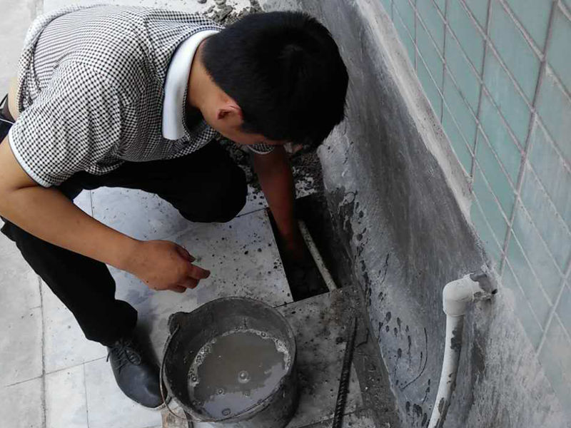 說(shuō)起清水房出租怎么裝修，網(wǎng)上關(guān)于清水房出租怎么裝修的介紹非常多，清水房出租怎么裝修是很多網(wǎng)民非常關(guān)心和議論的話題；益修快裝公司提供清水房裝修服務(wù)，免費(fèi)量房設(shè)計(jì)，先裝修后付款；提供清水房衛(wèi)生間裝修、清水房廚房修補(bǔ)、清水房廁所翻修、清水房臥室改造、清水房客廳翻新、清水房陽(yáng)臺(tái)設(shè)計(jì)、清水房榻榻米維修、清水房背景墻粉刷等，以下是小編收集整理的清水房出租怎么裝修,出租房如何裝修 簡(jiǎn)單裝修控制成本？等信息，請(qǐng)往下看。  出租房如何裝修 簡(jiǎn)單裝修控制成本  出租房裝修一般都是想要經(jīng)濟(jì)適用的裝修，下面說(shuō)幾個(gè)比較重要的點(diǎn)，做好這些能裝出溫馨上檔次的出租房 1.地板貼。很多出租房年代久遠(yuǎn)，地板破爛不堪。在淘寶上買幾卷地板貼行了，幾塊錢一平，很好操作，木紋質(zhì)感的地板貼溫馨感爆棚！ 2.關(guān)于刷墻。墻面也是影響出租房顏值的關(guān)鍵，如果時(shí)間允許，可以在入住前刷一遍。所需工具：砂紙、滾筒、板刷、膩?zhàn)?。刷墻前一定要鏟墻皮，或者用竹枝掃帚把墻上突出或即將脫落的水泥塊清除，刷墻的時(shí)候不要來(lái)回滾動(dòng)，一次性拉一道線好了。 3.窗簾。建議窗簾好是實(shí)用至上，淘寶某些輕飄飄的紗窗簾一丟丟都不擋光，嚴(yán)重妨礙睡懶覺(jué)，所以建議買遮光型的。有條件的話，好自己置辦，房間原來(lái)的窗簾一般來(lái)說(shuō)肯定用了很久，上面都是灰塵和螨蟲(chóng)。 4.溫暖小物件。家里放些小物件會(huì)非常溫馨，比如懶人沙發(fā)、床邊毯、床頭畫(huà)、落地?zé)簟⑿【G植等，非常有氛圍。