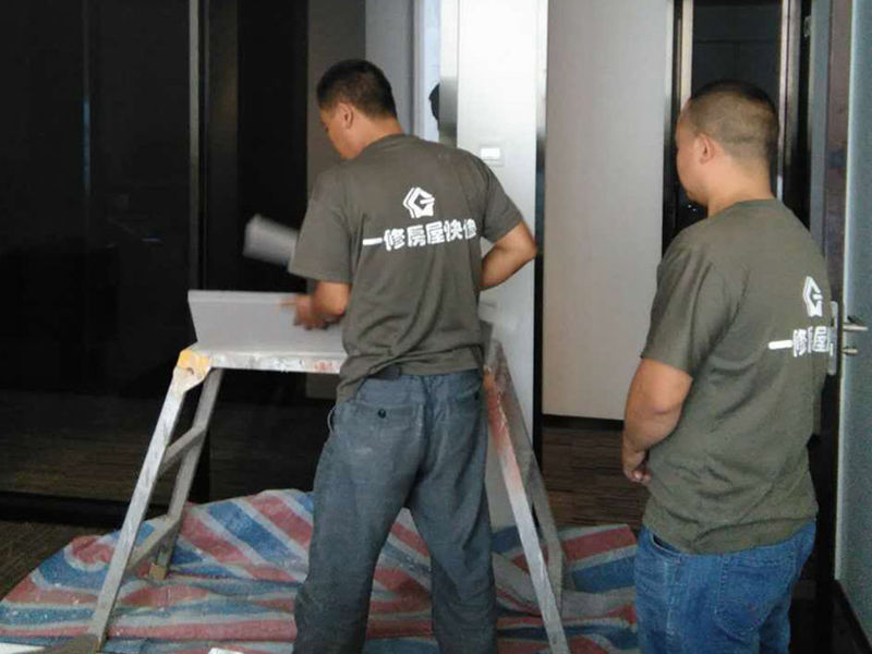 說起毛坯房裝修電話，網(wǎng)上關(guān)于毛坯房裝修電話的介紹非常多，毛坯房裝修電話是很多網(wǎng)民非常關(guān)心和議論的話題；益修快裝公司提供毛坯房裝修服務(wù)，免費(fèi)量房設(shè)計(jì)，先裝修后付款；提供現(xiàn)代簡(jiǎn)約風(fēng)格毛坯房裝修、歐式風(fēng)格毛坯房裝修、新中式風(fēng)格毛坯房裝修、后現(xiàn)代風(fēng)格毛坯房裝修、美式風(fēng)格毛坯房裝修、地中海毛坯房裝修、北歐毛坯房裝修、簡(jiǎn)歐毛坯房裝修、田園毛坯房裝修、美式毛坯房裝修等，以下是小編收集整理的毛坯房裝修電話,毛坯房開始裝修如何接電源，毛坯房開始裝修如何接電源？等信息，請(qǐng)往下看。  毛坯房開始裝修如何接電源，毛坯房開始裝修如何接電源  毛坯房裝修第一步：測(cè)量在工人進(jìn)場(chǎng)之前，好將家里的角角落落親自測(cè)量一遍，拿筆尺記下來，標(biāo)清楚，一定一定不要偷懶。測(cè)量的內(nèi)容主要包括： 1. 明確裝修過程涉及的面積。特別是貼磚面積、墻面漆面積、壁紙面積、地板面積; 2.明確主要墻面尺寸。特別是以后需要設(shè)計(jì)擺放家具的墻面尺寸。毛坯房裝修第二步：主體拆改主體拆改是毛坯房裝修先上的一個(gè)項(xiàng)目，主要包括拆墻、砌墻、鏟墻皮、拆暖氣、換塑鋼窗等等。拆改完的垃圾，要及時(shí)清理出去，保證室內(nèi)清潔，也是為了方便施工。毛坯房裝修第三步：水電改造水電改造，沒有后悔藥吃。磚上了墻、吊頂一封上，再想加插座可難了。所以，毛坯房裝修前一定要確定好開關(guān)、燈具、臺(tái)盆、浴缸、洗衣機(jī)等的具體位置。水電改造前，廚柜設(shè)計(jì)師應(yīng)上門進(jìn)行第一次測(cè)量，幫你確定好電源、水路的改造方案。熱水器，也好派人來根據(jù)你所確定的型號(hào)，設(shè)計(jì)好電源、接口的位置。