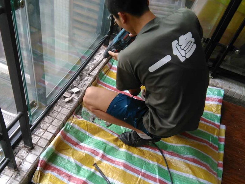 鋁合金門窗修理,為保證鋁合金門窗的使用壽命，介紹幾點(diǎn)應(yīng)對(duì)其進(jìn)行必要的維護(hù)和保養(yǎng)