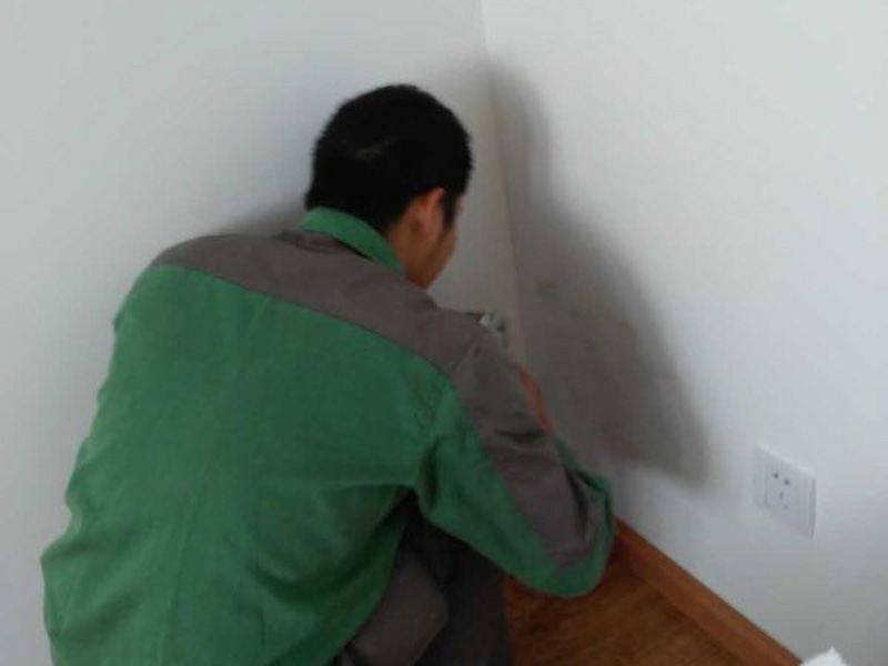 墻面有孔洞太難看？一修房屋快修老師傅教你怎么修補(bǔ)墻面孔洞