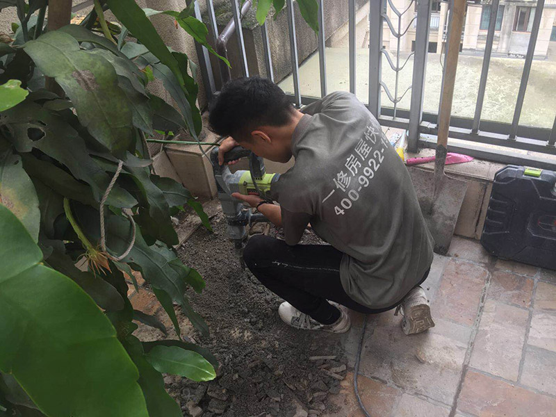 武漢防水工人常用的陽臺補漏施工技巧，頂樓漏水怎樣做