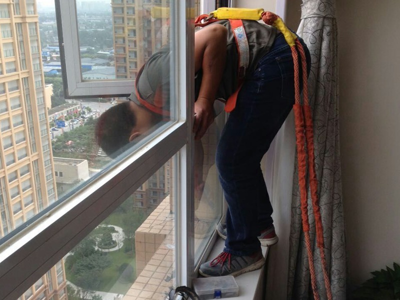 說起門窗維修價格查詢，門窗維修價格查詢是市民熱議的話題之一，歡迎到一修房屋快修官網(wǎng)了解咨詢門窗維修價格查詢；其中成都、重慶、廣州、深圳、上海、杭州、南京、北京、天建是門窗維修價格查詢話題討論多的城市！另外除了門窗維修價格查詢還有相關(guān)的安裝技巧、維修翻新方案、使作注意事項(xiàng)、拆裝拆除更換等，今天小編收集整理了門窗維修價格查詢,斷橋鋁門窗每平米的價格是怎么計(jì)算的等信息，請往下看：  斷橋鋁門窗每平米的價格是怎么計(jì)算的  斷橋鋁門窗價格可按照鋁材的質(zhì)量、厚度等指標(biāo)來判斷。當(dāng)然不同品牌價格也不一樣，如澳威斷橋鋁門窗產(chǎn)品價格從600~4000元每平方米。斷橋鋁門窗有以下優(yōu)缺點(diǎn): 一、優(yōu)點(diǎn)： 1、防火性好：鋁合金為金屬材料，因此，它不易燃燒。 2、防撬防盜性能好：鋁塑復(fù)合窗配置高級裝飾鎖及優(yōu)良的五金配件，使盜賊行竊亦難以下手。 3、耐沖擊：由于鋁塑復(fù)合型材外表面為鋁合金材料，超強(qiáng)硬度，剛性好，因此它比塑鋼窗型材的耐沖擊性強(qiáng)大得多。 4、顏色多種多樣：可選擇的自由空間很大。 5、免去維護(hù)的麻煩：鋁塑復(fù)合型材不易受酸堿侵蝕，使用斷橋鋁門窗不會變黃褪色，幾乎不必保養(yǎng)。 6、它具有很好的密封性能，真正做到了冬暖夏涼。 二、缺點(diǎn)： 通風(fēng)性欠佳，開啟角度不能隨意調(diào)控，而且斷橋鋁外翻窗不易維修，所以家居生活選擇斷橋鋁外翻窗應(yīng)慎重。