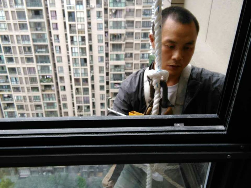 修卷簾門的電話,卷簾門維修一般怎么維修，自己不會怎么辦