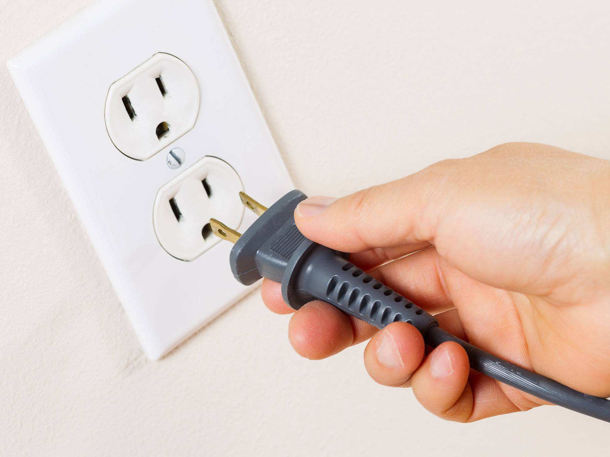 家里插座沒電也沒跳閘應該怎么處理？不用砸墻也能處理墻內(nèi)斷線哦