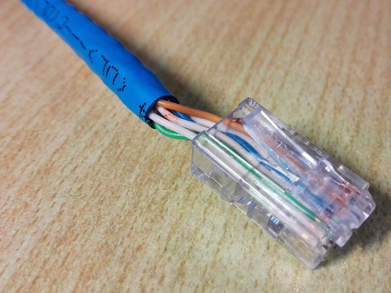 更換墻內(nèi)網(wǎng)線有技巧，兩人配合效率高，換線高手哪里找