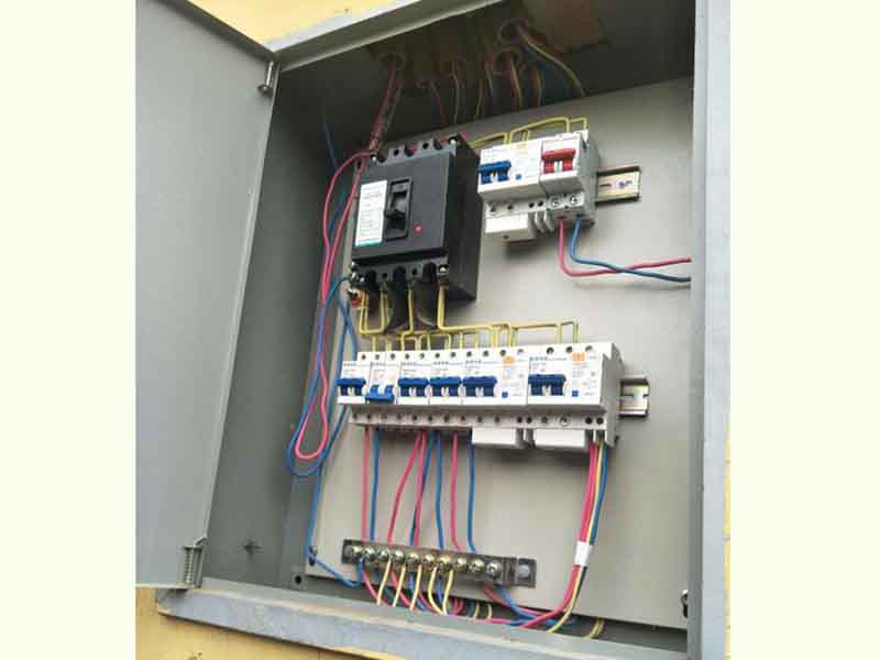  家里跳閘了推上去沒電，可能是出現(xiàn)了漏電保護(hù)器或者線路漏電的問題