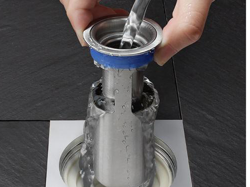 地漏總是反味有異味偶爾還有小飛蟲，保證地漏清潔是解決問題的根本