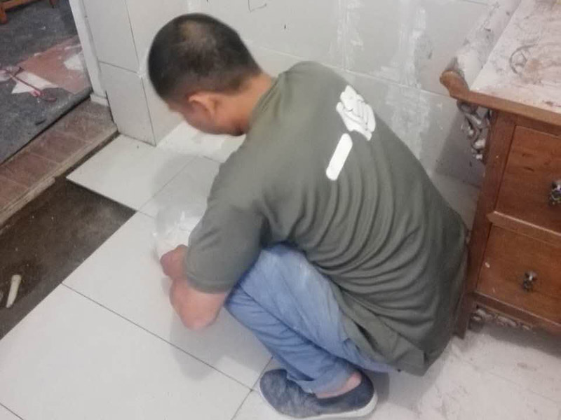 瓷磚留縫美縫避免起拱斷裂，美縫勾縫施