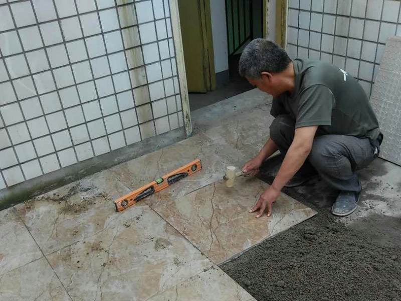 鋪貼瓷磚要留縫，避免開裂起拱好處多-