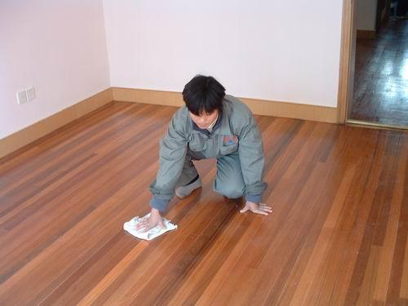 木地板清洗要點(diǎn)，清洗后完全風(fēng)干再打蠟