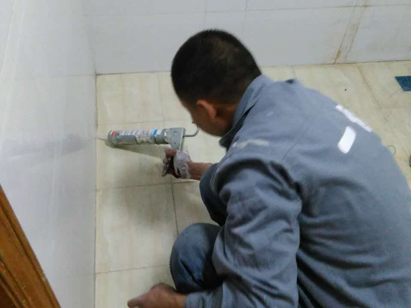 瓷磚勾縫施工要點(diǎn)，溢出料干后用刀片即