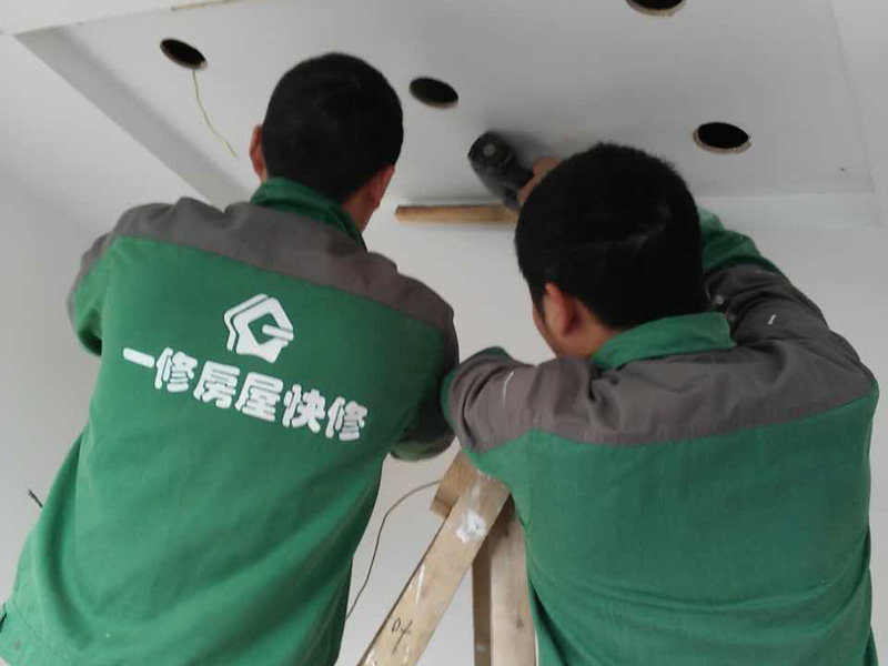 石膏板吊頂安裝流程介紹，木質龍骨表面