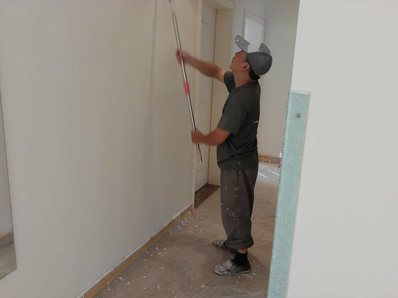 一修陽(yáng)臺(tái)吊頂裝修、熱水管漏水、墻面翻