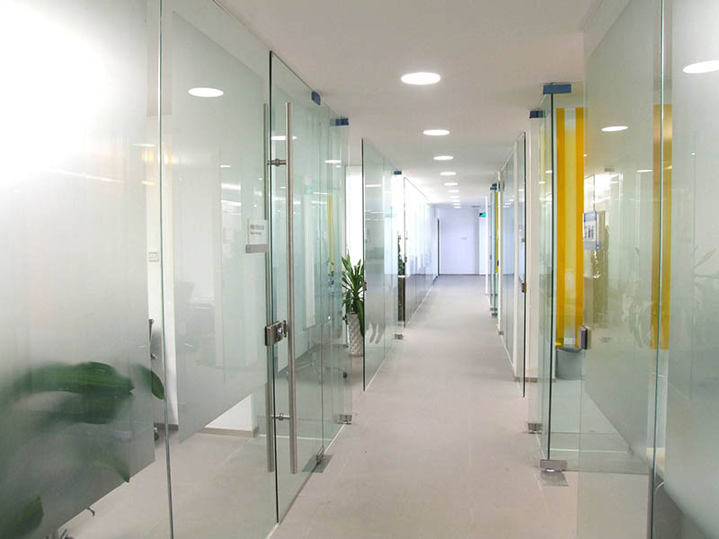 維修玻璃門多少錢，衛(wèi)生間玻璃門維修，