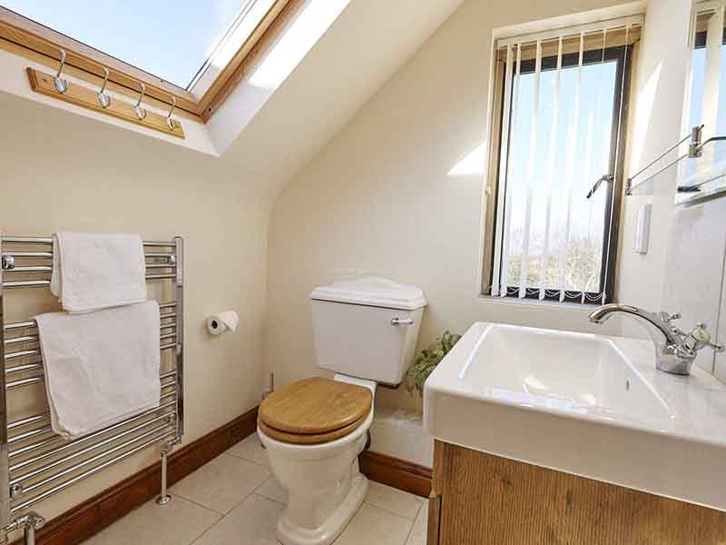 一樓樓頂漏水哪里找人維修？一樓樓頂漏