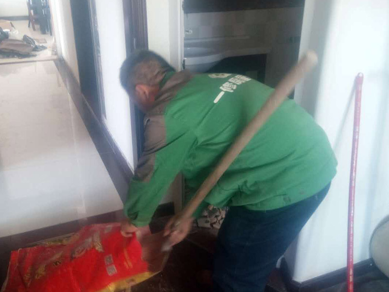 衛(wèi)生間補磚，建渣清理