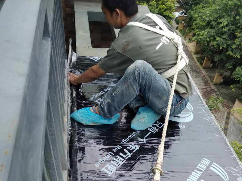 鋪防水卷材，打結(jié)構(gòu)膠