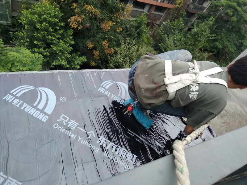 鋪防水卷材，打結(jié)構(gòu)膠