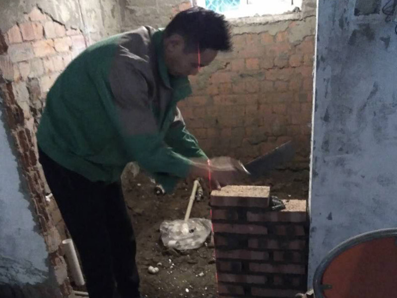 衛(wèi)生間補(bǔ)砌磚，穿線