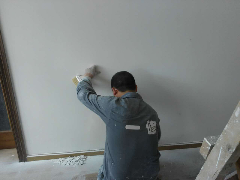 墻面修補(bǔ)膩?zhàn)? /></p>
<p><strong>一、什么是刮膩?zhàn)樱?/strong></p>
<p>刮膩?zhàn)邮侵竿ㄟ^(guò)填補(bǔ)或者是整體的墻面處理方式，清除墻面的基層表面高低不平的區(qū)域，保持墻面的平整光滑度，刮膩?zhàn)邮腔鶎犹幚碇蟹浅Ｖ匾囊粋€(gè)步驟。</p>
<p>&nbsp;</p>
<p><strong>二、膩?zhàn)拥降滓螏妆椋?/strong></p>
<p>膩?zhàn)拥降坠螏妆槟?？有的人說(shuō)兩遍、有的人說(shuō)三遍、在這里小編告訴大家，至少要兩遍，如果條件允許，好是刮三遍。</p>
<p><img src=