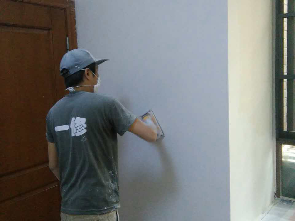 刷墻刮膩?zhàn)? /></p>
<p><strong>刷墻刮膩?zhàn)?/strong>，是指通過填補(bǔ)或者整體處理的方式，清除基層表面高低不平的部分，保持墻面的平整光滑，墻面的改造也打了一個(gè)好的基礎(chǔ)，后面才能做各種墻面裝飾。</p>
<p>&nbsp;</p>
<p>刮膩?zhàn)拥母咀饔檬菈γ嬲移剑螏妆橐淳唧w情況。目前有很多房子開發(fā)商是刮了白的，如果基層可以，不用鏟除的情況下，在滾涂界面劑或膩?zhàn)幽z水后，有些兩遍成活，也有土建差的，三遍成活。</p>
<p>&nbsp;</p>
<p>有些墻壁很容易磕碰出坑坑洼洼來，其原因是墻面太軟。這種情況多數(shù)是使用滑石粉過多造成的。膩?zhàn)臃塾捕缺容^好，環(huán)保性能也好一些，而滑石粉+膠水+白水泥，比較細(xì)，好打磨，<strong>刷墻刮膩?zhàn)?/strong>時(shí)相對更好操作一些。</p>
<p><img src=